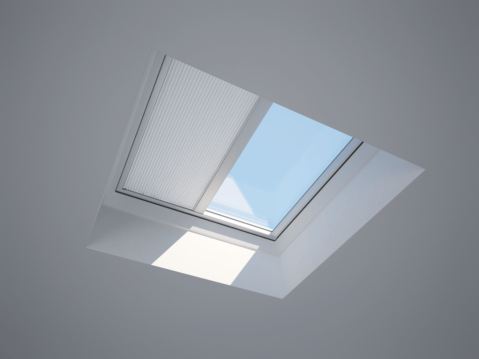 Světlá solární roleta pro světlíky okna do plochých střech